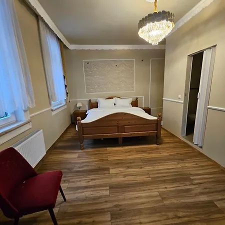 Antique Am Bahndamm 호텔 *